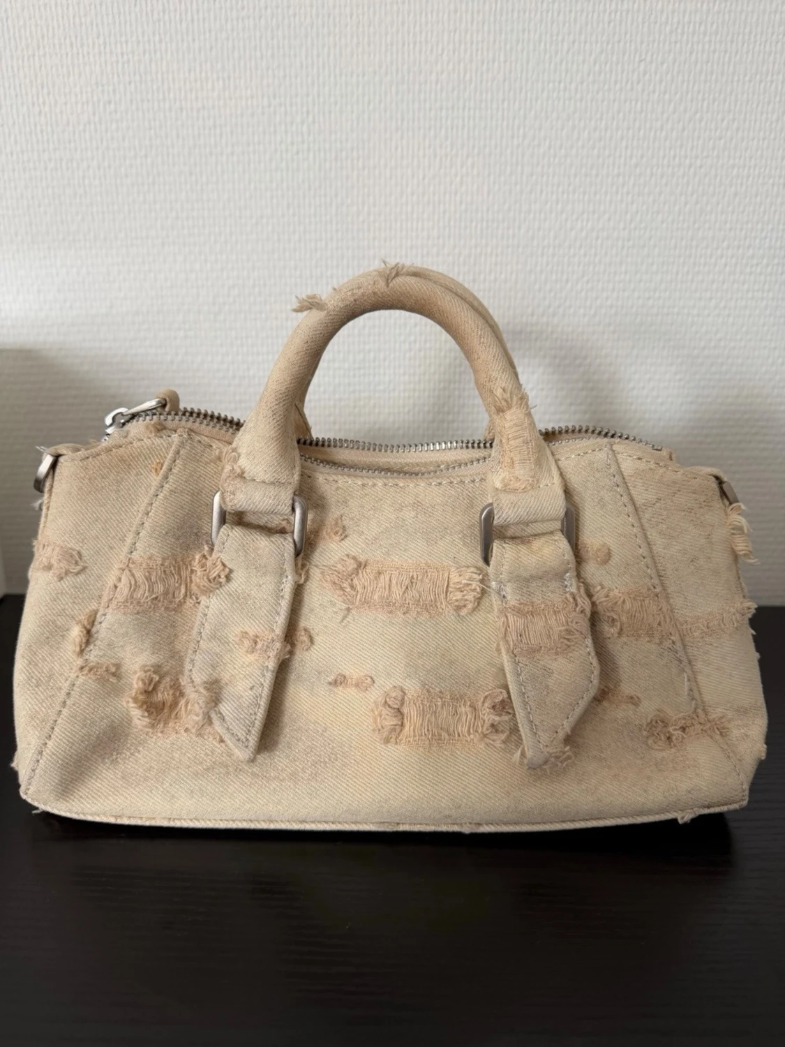 Beige distressed handväska