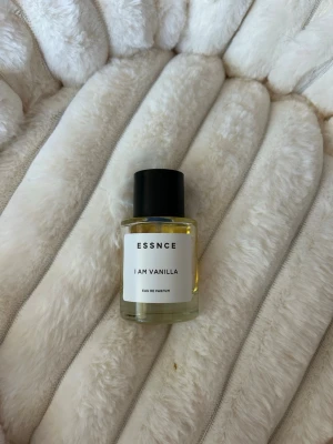ESSNCE I Am Vanilla  - ESSNCE I Am Vanilla . Se bild hur mkt det är kvar i