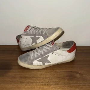 Golden Goose - Säljer att par feta golden goose i storlek 42 men passar även 43. Skorna är i skick 8,5/10. Hör av er vid minsta fundering!
