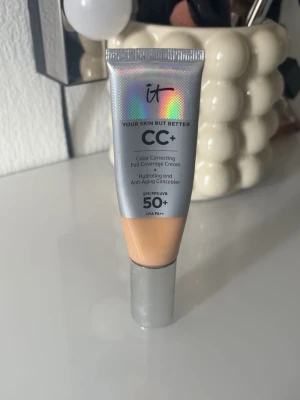 It cosmetic cc cream  - It costmetic Cc cream köpt på kicks för 580kr . Lite lite mindre än hälften kvar i färgen Medium. Förpackningen går inte att öppna utan det är en pump därför går det bra att sälja💗