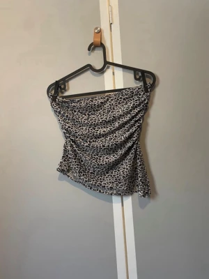 Leopardmönstrad tubtop - Tubtop från shein i storlek s i leopardmönster med resår och slits på sidorna, aldrig använd och i mycket gott skick!