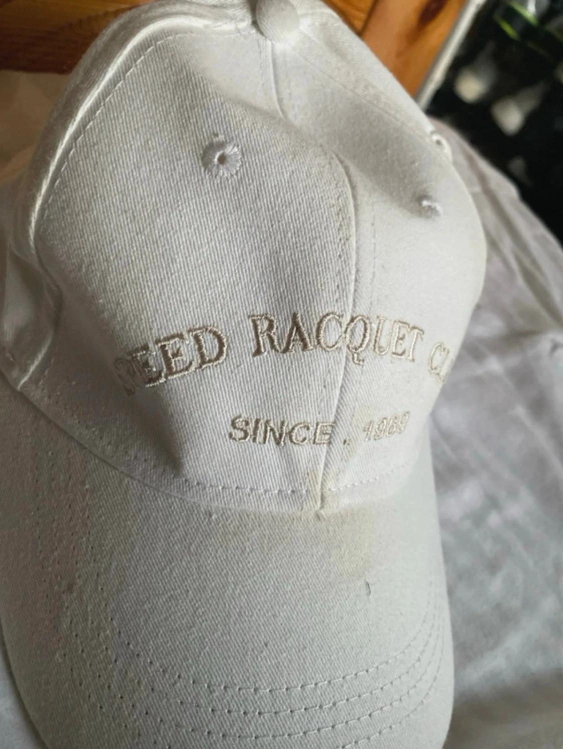 Vit keps med brodyr 'Racquet Club'