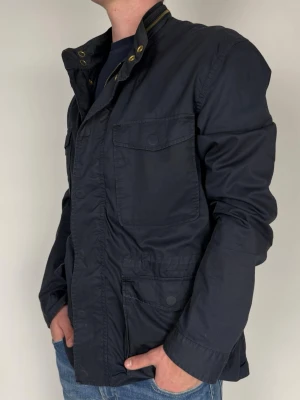 G-Star Field Jacket - Storlek M passar M/L  Färg: Navy  Nypris: ca 1700 kr  Skick: Okej (normalt slitage)  Prisvärt alternativ med mycket kvar att ge