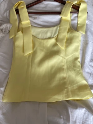 Gul armlös topp💛 - En väldigt söt armlös gul topp som jag fick i present så jag minns inte riktigt vart den är ifrån men den var ganska dyr ändå. Och jag har inte använt den eftersom den var lite för stor för mig så det är därför jag säljer. Priset diskuteras! 💛