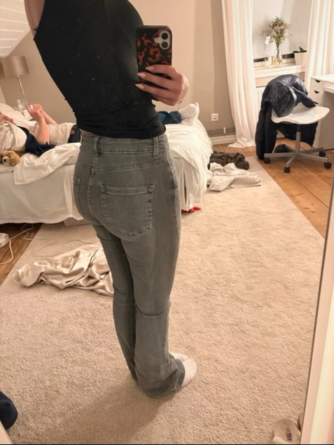 Grå raka jeans med hög midja - 1