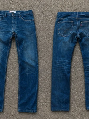 Vintage Levis jeans - Ett par riktigt schyssta Levis i modell 513. Super fint skick och har inga defekter. Bara sköna fades osv. Passar perfekt på mig (se bild) och jag är 190 och väger 77kg! Det står ingen storlek på jeansen men skulle gissa på W33L34. Modellen är 513 skinny leg, men är slim över låren och går till straight över benen/skorna, inprincip bootcut fast taightare över låren. Köpta på kilo shop, second hand i Paris! Skriv vid frågor!