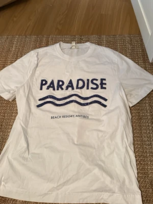 Vit t-shirt Paradise Beach Resort - Tshirt med cool text från hm🙌🏻
