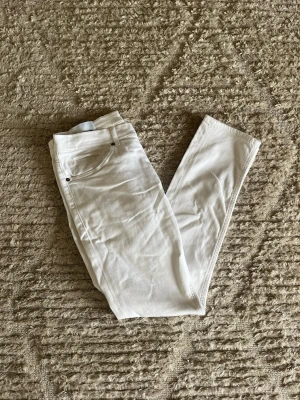 Dondup George jeans  - Säljer nu dessa fina hel vita Dondup George jeans i den helt nyaste årsmodellen sälja för 4000kr nypris. Inga skador eller defekter 9/10. Midja: 42cm. Lår:25cm. Ytterlängd:105cm. Innerlängd: 80cm