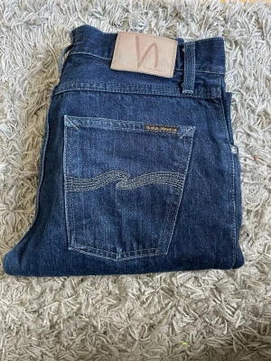 *Selvage* mörkblåa nudie jeans  - Nudie jeans i modellen Steady Eddie i storlek 29/32. 