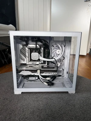 Vit gamingdator med GeForce RTX 4070 ti slim  - AMD RYZEN 7 9800 X3D, NVIDIA GEFORCE 4070 ti slim vit, ASUS ROG B650-E gaming wifi 32gb ddr5 6000MHz crucial pro overclocking cl-36, Samsung SSD 990 EVO Plus 2TB. lian li O11 Dynamic EVO white. Datorn säljs eftersom jag inte använder den så mycket som jag trodde jag skulle. Bara haft den några få månader. 