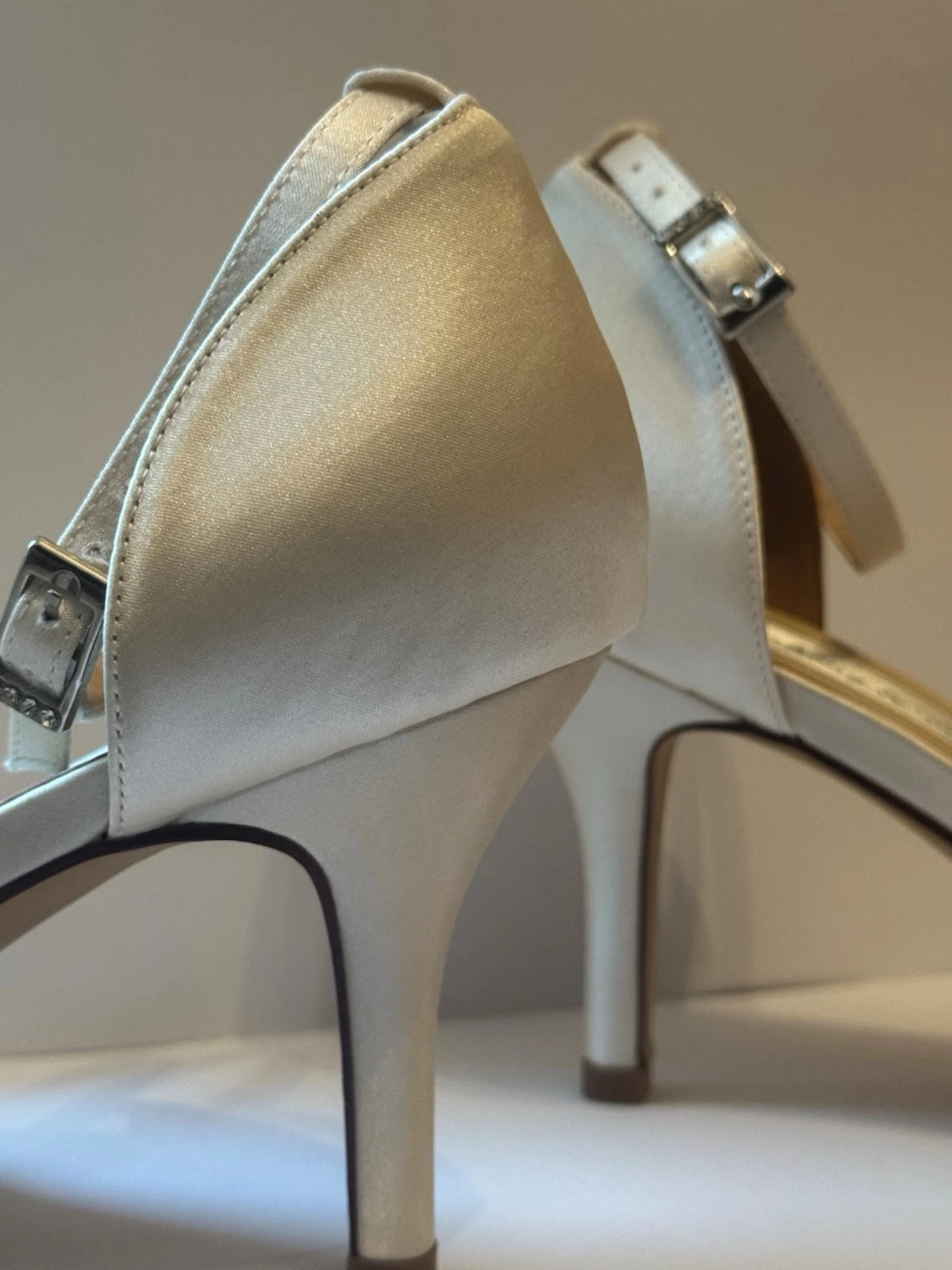 Champagnefärgade pumps med ankelrem - 2