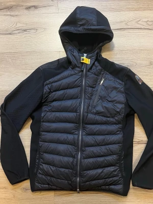 parajumper cardigan svart - svart parajumper cardigan, står storlek L men är M. använd sällan och haft i snart två månader. skriv vid frågor eller intresse 🤗ett jättelitet hål vid bröstfickan men man ser knappt, se bilder 