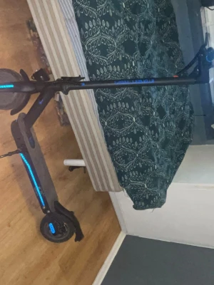 Ewheels e2s v2 LR - Elsparkcykel ewheels,gjort om till blå, allt funkar toppen och kör i 20 och 250 watt. Handtagen sitter lite löst men enkelt att fixa,ingår en rulle med reflex tejp som är använd på scootern. Och laddare såklart😁skickas ej, hämtas i Jakobsberg centrum. Kan även mötas i jakan och sedan betala med Swish så tar jag bara bort annonsen för snabbare försäljning👏
