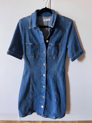 Jeansklänning från Zara!  - Så snygg jeansklänning som är figursydd och stretchig. Jätte fint skick, storlek S