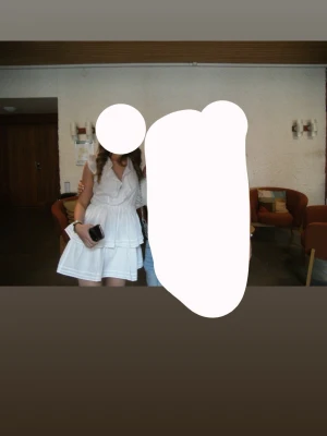 Vit klänning med v-ringning och volang - Säljer en söt vit klänning med volanger och v-ringning. Endast använd 1 gång på min konfirmation!Klänningen är ärmlös, har markerad midja och kort kjol med flera lager. Perfekt för somriga tillfällen, student osv! och enkel att styla med sneakers eller sandaler.