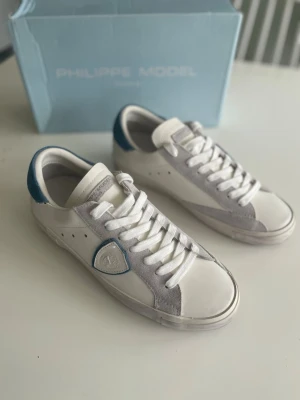 Phillipe model skor - Säljer ett par feta phillipe models som är riktigt schyssta nu till sommaren. Skolåda medföljer.✅ Priset är inte hugget i sten.