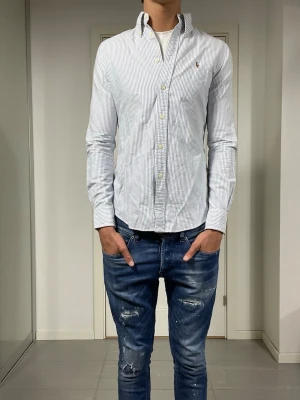 Polo Ralph Lauren Skjorta  - Säljer nu denna blå/vit randiga Polo Ralph Lauren skjorta, skriv för fler bilder/frågor🙌🏼