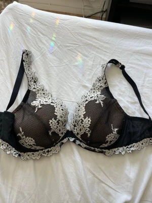 Svart spets-bh Intimissimi - Snygg svart bh med vit spets från intimissimi modell Elena