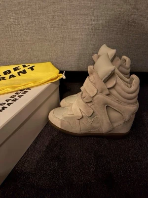 Isabell Marant skor i färgen ecru - Hejhej, säljer dessa isabell Marant skor i storlek 39, de är endast använda på ett kalas jag var på ett tag sedan och har inga defekter eller tecken på använda. Skorna är sitter jättebra på mig som har storlek 39. Klacken i skon gör att man blir ca 3-4 cm längre. De är köpta på isabell marants hemsida och har självklart kvitto som kan skickas vid intresse. Skriv gärna vid minsta fundering❤️❤️ Priset är inte fast så pruta på. Kan även skicka fler bilder om man vill ha det!❤️