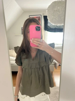 Grön blus - Säljer denna jättefina våriga/somriga gröna blusen i xs från Gina!! Har endast använts två gånger så är i väldigt nyskick