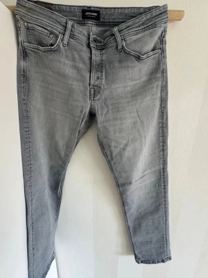 Jack & Jones  - Tapered jeans från Jack & Jones.  