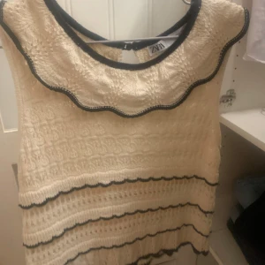 Vit top med volang från Zara - Supersöt topp från Zara!!💕🥹🙌🏽 i storlek L men sitter som S. Ny skick!