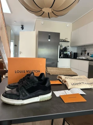 Louis Vuitton trainers - KVITTOT FINNS!) säljer dessa riktigt snygga lv trainers, storlek 41 men sitter största/42. Allt og medföljervid köp, box, kvitto 2 dustbags, extra skosnören nypris 9000kr mitt pris 4099, jätte fint skick på skorna, dock finns det små defekter på framsida. Av skon se bilderna, men märks inte vid användning, hör av er om ni har frågor eller funderingar😊
