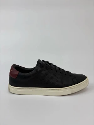 Svarta sneakers från Burberry - Stilrena svarta sneakers i läder från Burberry med diskret rutmönster på sidorna och mörkröd detalj vid hälen. Skorna har vita sulor och klassisk snörning. Perfekta för en clean och modern look.