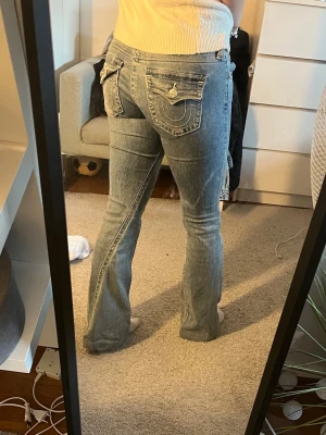 Blå bootcut jeans från True Religion - Säljer ett par blå bootcut jeans från True Religion. ”Joey low Rise flare”. Nypris 1300. 