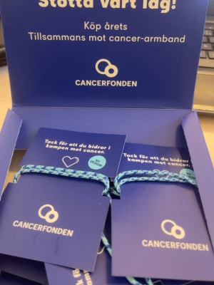 Blått armband från Cancerfonden - Stötta vår klass i kampen mot cancer! 💪 Köp årets armband från Cancerfonden för endast 100 kr och bidra till livsviktig forskning. Tillsammans gör vi skillnad!  50% går till cancer fonden och 50% går till vår student✨ 