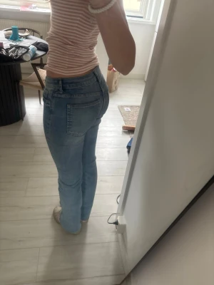 Low/ mid waist blåa jeans - Ljusblå bootcut jeans i storlek 34