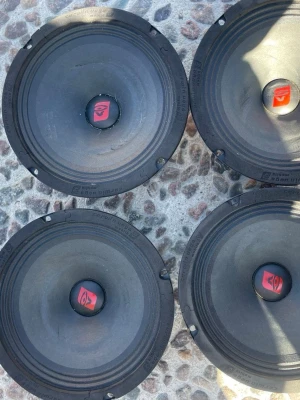 Cerwin Vega högtalarelement 4-pack - Fyra runda högtalarelement från Cerwin Vega med svart kon och röd logotyp i mitten. Perfekta för dig som vill bygga eller uppgradera ditt ljudsystem. Klassisk design med robust material och tydlig märkning runt kanten.