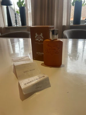 Parfums de Marly Althaïr EdP 125ml - g Exklusiv parfym, Althair från Parfums de Marly. Flaskan är mattbrun med silverdetalier och har en elegant rektanqulär form med rundade kanter. Märkets loqga är präqlad på flaskan och locket är i blankt silver. Volym: 125 ml. Med kvitto!