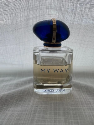 My Way parfym  - Säljer en elegant parfym ifrån Giorgio Armani, modellen My Way. 50 ml (ca 30 ml kvar.) 