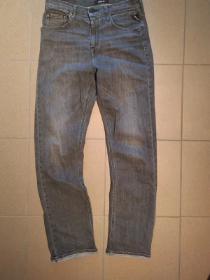 Replay Thad - Säljer dessa snygga, mörkgråa Replay Thad jeans i storlek 166 cm. De har en regular/relaxed passform, passar dig som har cirka W30 L30. 199 KR❗️