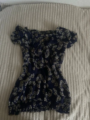 Söt blå blommig blus❣️ - Jätte fin och luftig blus från Atmosphere❣️ 