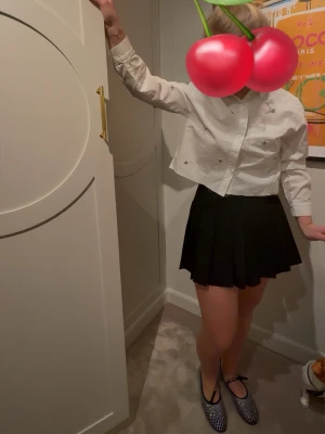 💎Vit croppad skjorta med diamantdetalj💎 - Snygg vit croppad skjorta med diamantdetaljer. Skjortan har klassisk krage, knappar och långa ärmar. Perfekt för dig som vill ha en trendig och unik look.
