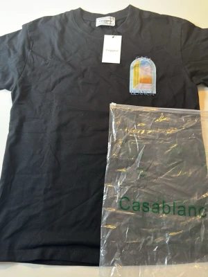 Casa blanca T-shirt  - Säljer en svart Casablanca T-shirt den är i topp skick och sprillans ny 10/10 skick den är i storlek S men passar även M skickar t-shirten med påse och lappar samma dag som köp.