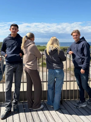 Trendig & superbekväm hoodie - Våra hoodies är gjorda för både komfort och stil. Insidan är mjuk och skön så att du känner dig bekväm hela dagen, medan utsidan har en clean och snygg look som passar till allt. De sitter perfekt och ger en avslappnad men stilren känsla.Eftersom hoodiesen är lite större i storleken rekommenderar vi att du tar en storlek mindre än vanligt för bästa passform. Passa på att köpa din nu och uppgradera din outfit med en hoodie som både känns och ser fantastisk ut!Vi har alla storlekar från XS till XL