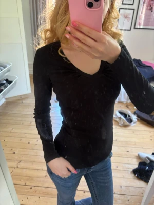 Svart långärmad v-ringad topp - En svart långärmad topp med v-ringning och figurnära passform. Storlek S men är mer som xs💕