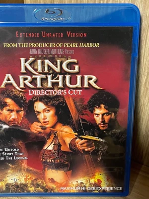 King Arthur Director's Cut Blu-ray - King Arthur Director's Cut på Blu-ray med blå plastfodral. Filmen är en action/äventyrsfilm från 2004, producerad av Jerry Bruckheimer. Omslaget har motiv från filmen och text på svenska. Innehåller extra material och flera ljud- och textningsalternativ.