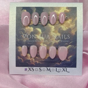 BabyPink (XS);Extra Short Almond - Handgjorda press-on naglar i en elegant nude-rosa färg från Vonsuja Nails. Naglarna har en glansig finish och kort mandelformad design. Perfekta för dig som vill ha en stilren look med salongskänsla.  i flera XS: 14 mm, 11 mm, 11,5 mm, 10 mm, 8 mm .
