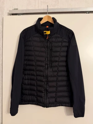 Parajumpers Vince Hybrid Jacket Cardigan (Fit: M) Jacka - Details: • Size: L but fits like M • Measurements: Armpit to armpit: 55cm Shoulder to hem: 67,5cm  Condition: Excellent! Professionally dry-cleaned after photographing – ready to wear.  Included in the Sale: •Jacket only  Retail price: 390€ / 4250 sek  ✅ All my items are 100% authentic. A paid authenticity certificate can be arranged at the time of purchase if needed.  Buy with confidence.   Please feel free to message me for additional photos or specific details!