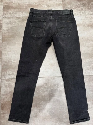 Nudie jeans - Svarta jeans - Nudie. Modellen är lean dean och storlek är 32,32. Knappt använda. Hör av er vid frågor!
