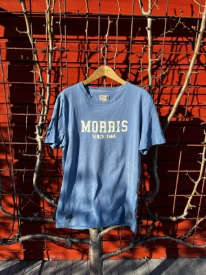  Morris t-shirt - .Snygg blå t-shirt från Morris med vit text 'MORRIS SINCE 1968' på bröstet. Klassisk rund halsringning och normal passform. Mycket bra skick. Priset ej hugget i sten. Hör av er vid frågor eller funderingar! 