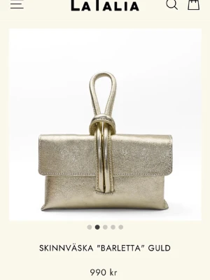 Guldig skinnkuvertväska Barletta - Snygg väska i äkta skinn från LaTalia i guld. Använd ett fåtal gånger så jätte fint skick. Nypris 990 kr 💕pris går alltid att diskutera vid snabb affär 