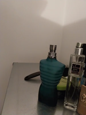 Jean Paul Gaultier Le Male Eau de Toilette - Säljer en ikonisk parfym från Jean Paul Gaultier, Le Male. Flaskan är formad som en manlig torso i matt turkosblått glas med silverfärgad spraykork. Doften är känd för sin fräscha och maskulina karaktär. Perfekt för dig som vill sticka ut med en klassisk och unik flaska.