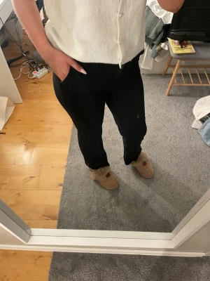 Svarta kostymbyxor med high waist  - Säljer ett par jättesköna svarta kostymbyxor från Vero Moda med rak passform. Byxorna har diskreta sidfickor. Jag säljer dom för att jag inte använder de längre. 🩷