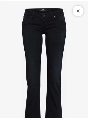 Svarta bootcut jeans från LTB - Snygga svarta bootcut jeans från LTB med klassisk femficksdesign och normal midja. Jeansen har en lätt utsvängd passform nedtill och är tillverkade i ett stretchigt denimtyg för extra komfort. Perfekta till sneakers eller boots.