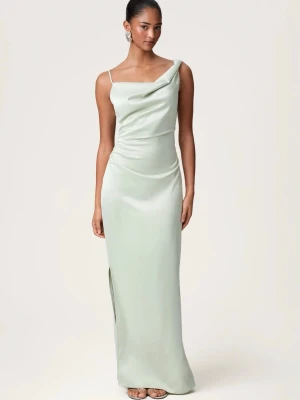 Ljusgrön långklänning Adoore  - En super söt och gullig Adoore klänning i modellen ”ALMERIA DRESS” i färgen light sage. Endast använt klänningen en gång!  Storlek 36  Klänningen passar perfekt som bal klänning eller bröllops gäst klänning💚